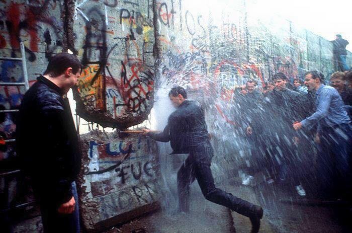 Crollo del muro di Berlino nel 1989