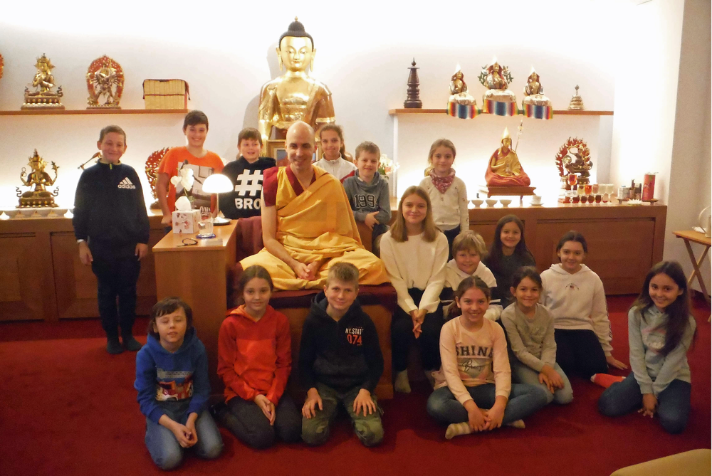 Die 3/4a im buddhistischen Tempel in Reussbühl