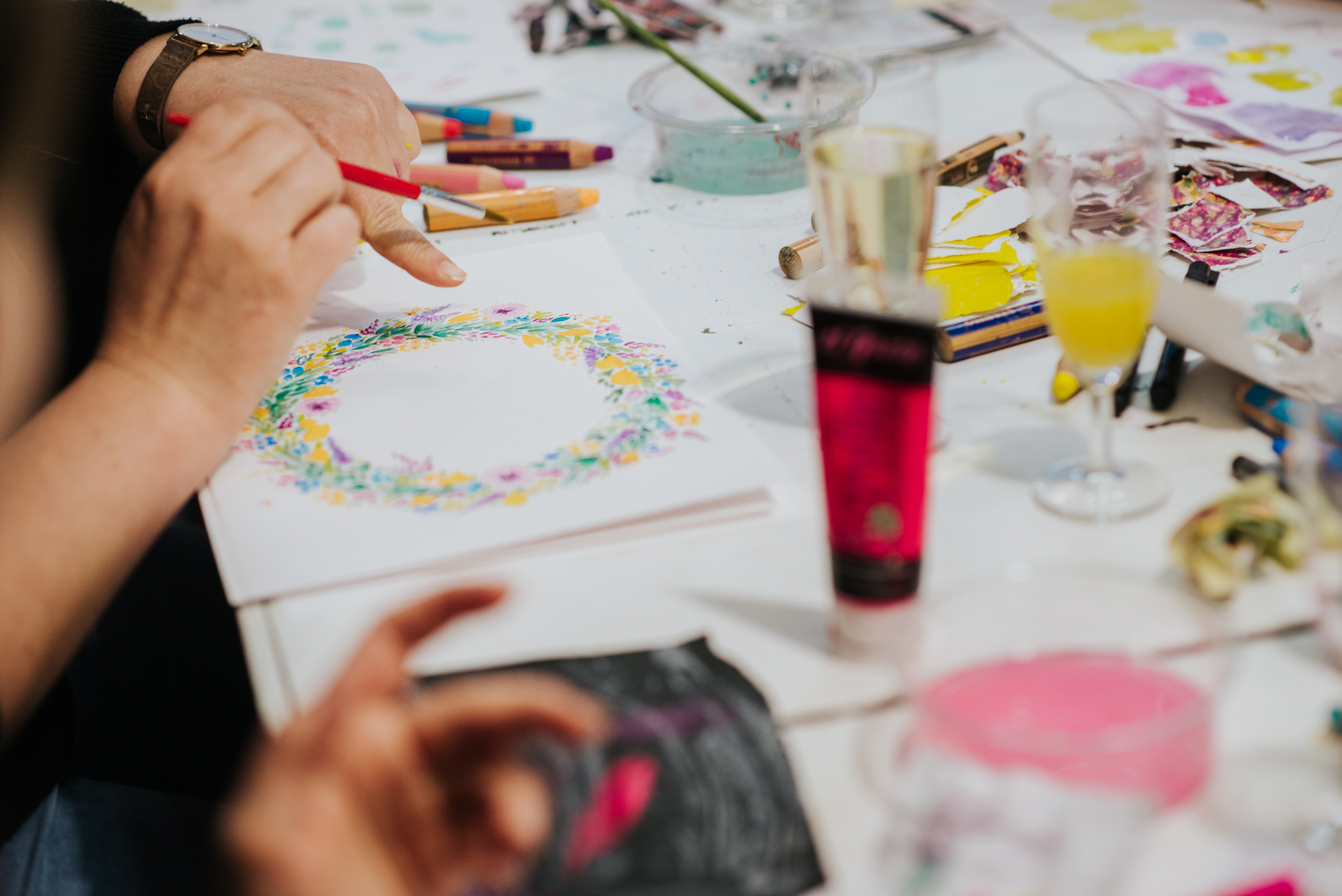 JGA Workshop Düsseldorf – Hand mit Sektglas und Pinsel beim kreativen Nachmittag