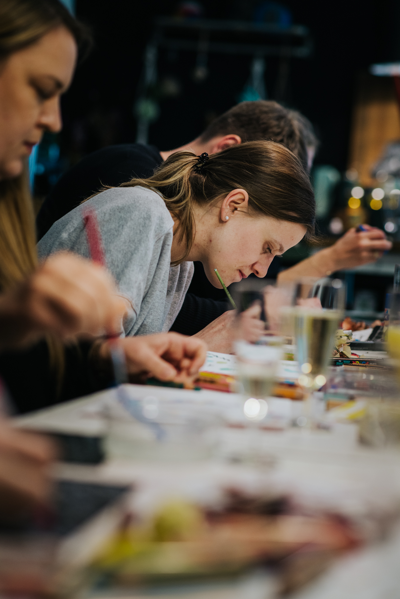 JGA Workshop Düsseldorf – Teilnehmerin malt konzentriert am Brautbuch
