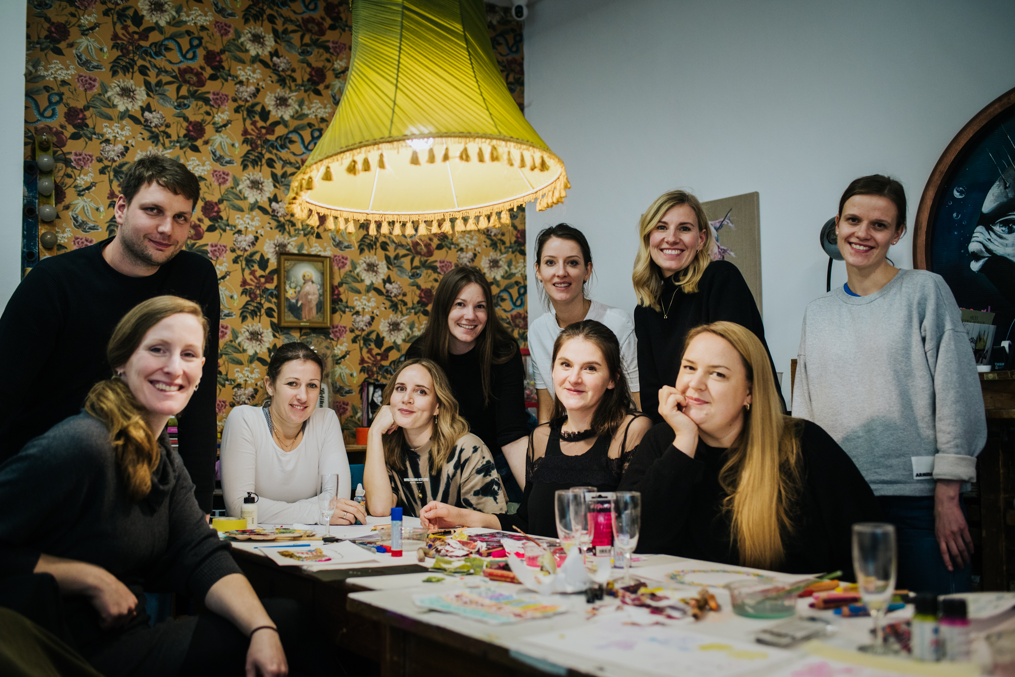 JGA Workshop Köln – Gruppe beim kreativen Brautbuch gestalten im Atelier Köln