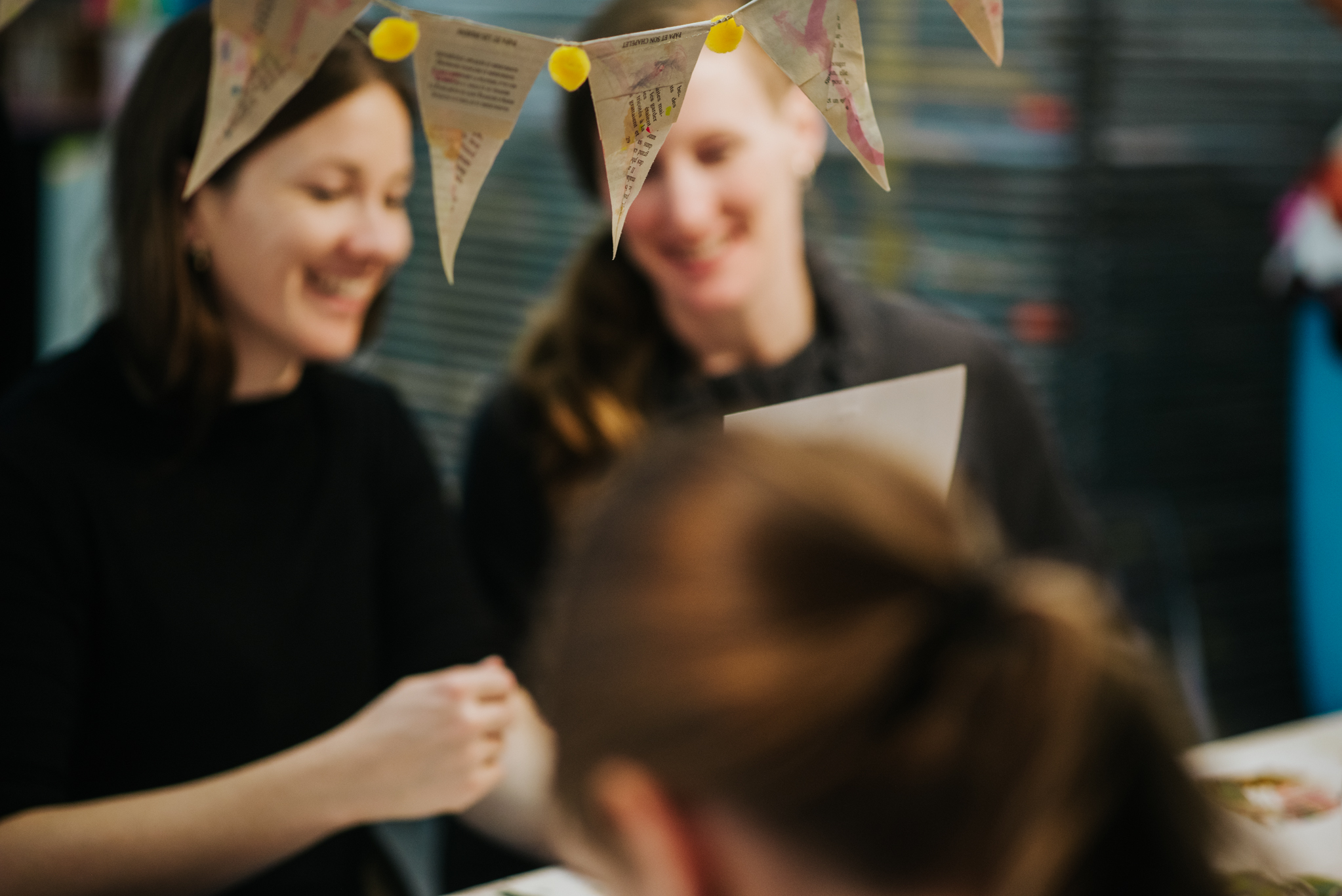 JGA Brautbuch Köln – zwei Frauen zeigen sich ein Bild und lachen