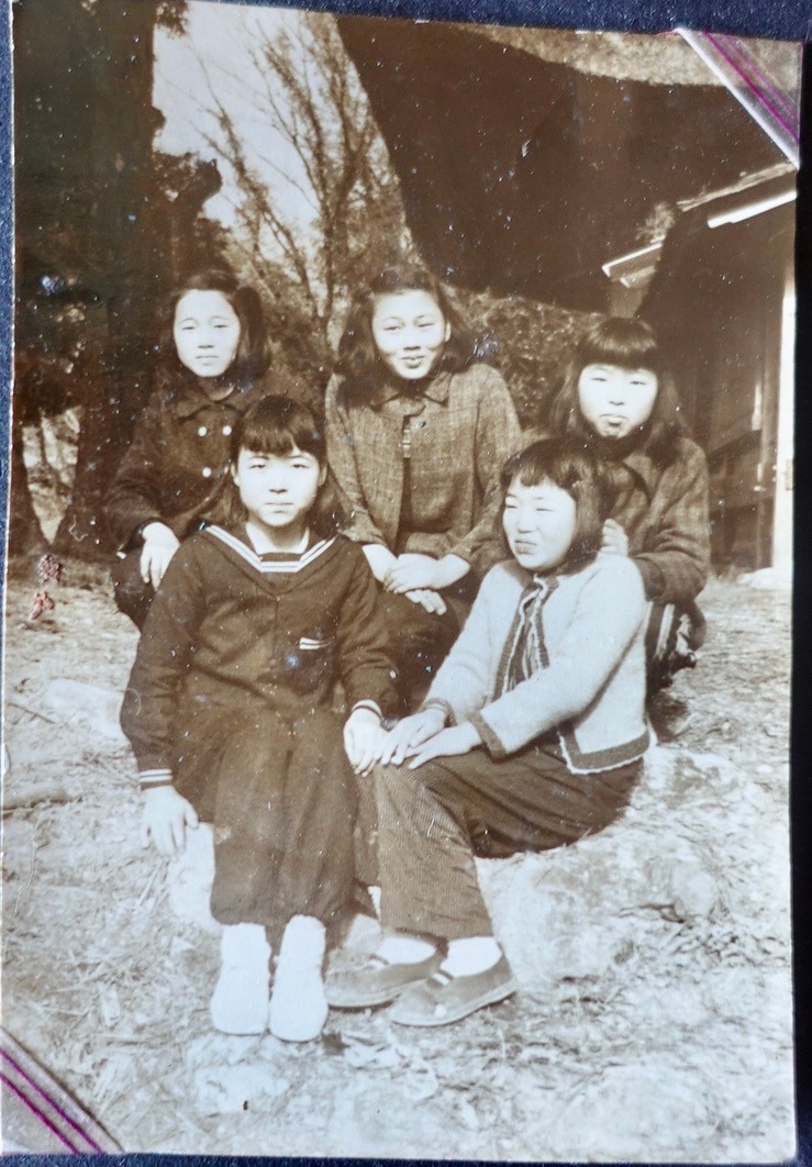 中学生時代の友江さん（上段右）