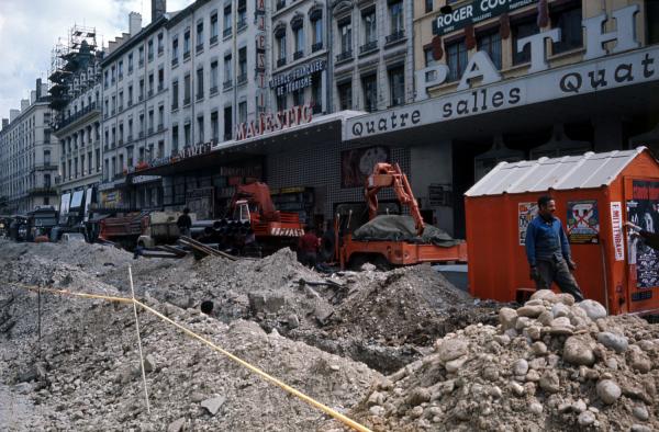 Le Majestic et le Pathé, encore côte à côte, pendant les travaux du métro de Lyon en 1974 (source : Bibliothèque Municipale de Lyon)