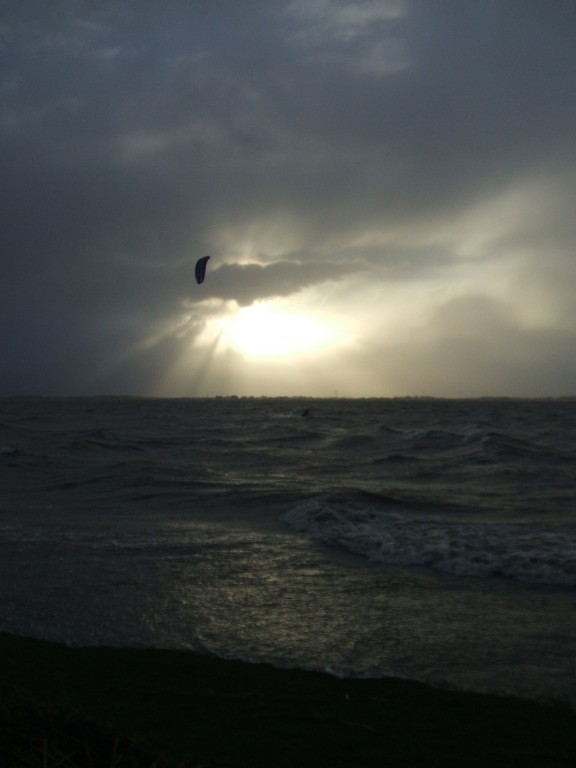 Wahnsinnige Kite-Surfer gehen auch noch bei Orkan auf's Wasser!