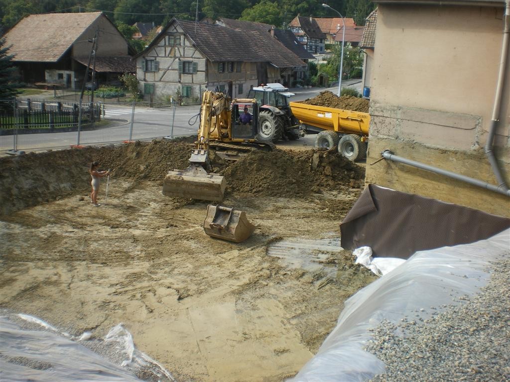 Jeudi 25.08,2011 le gros du terrassement est terminé et le drainage du préau est en place et le tout sans pluie !
