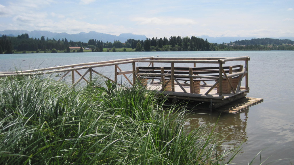 Begehbares Floß am Ufer