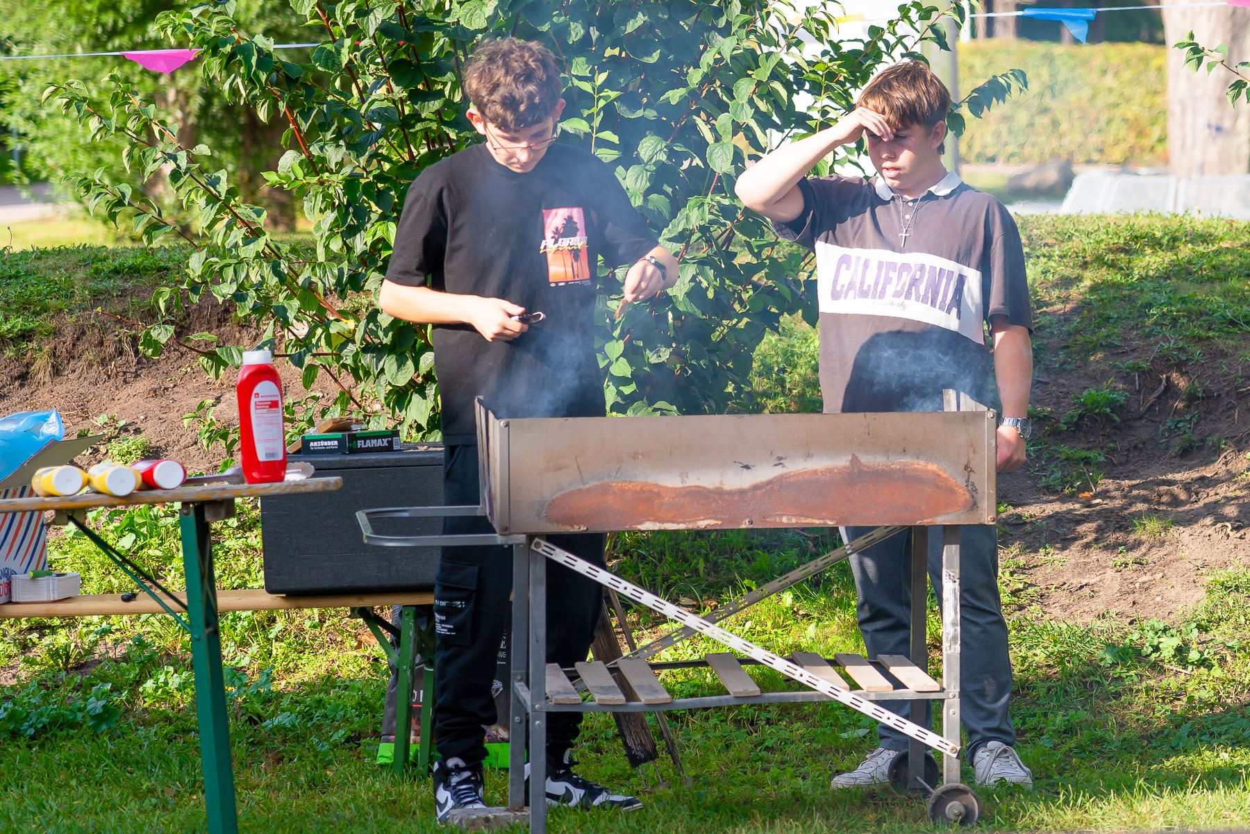 Unsere fleißigen Grillmeister Leif und Aaron