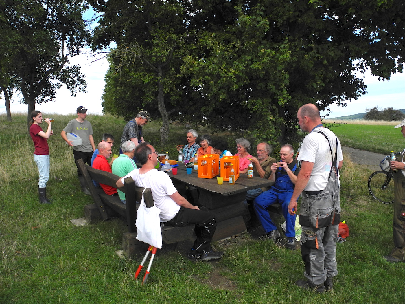Getränke und Kuchen (mit Ostheimer Walnüssen) an der Lutherbank