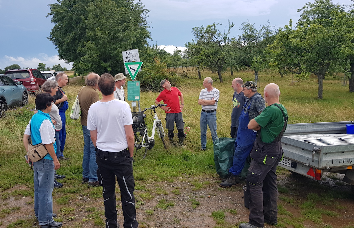 Skeptischer Blick nach oben – es war schwül-heiß, blieb aber trocken