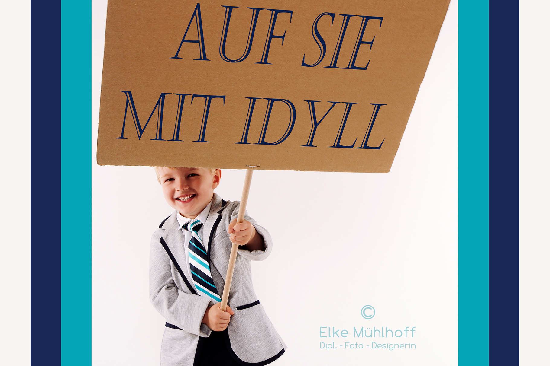 Junge mit Schild Auf sie mit Idyll witzig