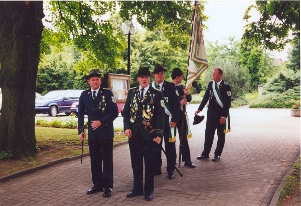 Schützenfest 2000 - Fahnenabteilung vor dem ökumenischen Gottesdienst in der ev. Kirche