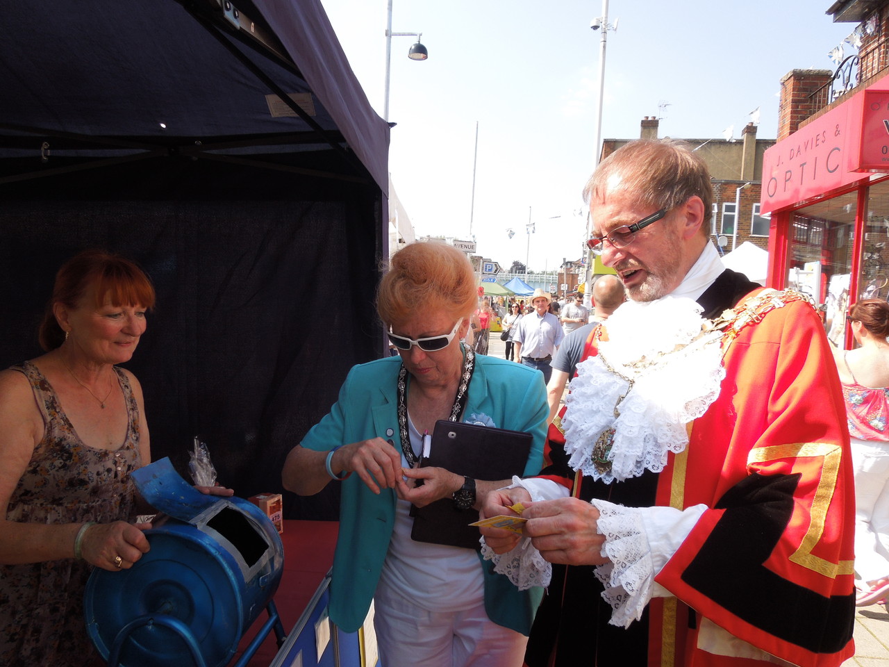 The mayor and mayoress - they didn't win!