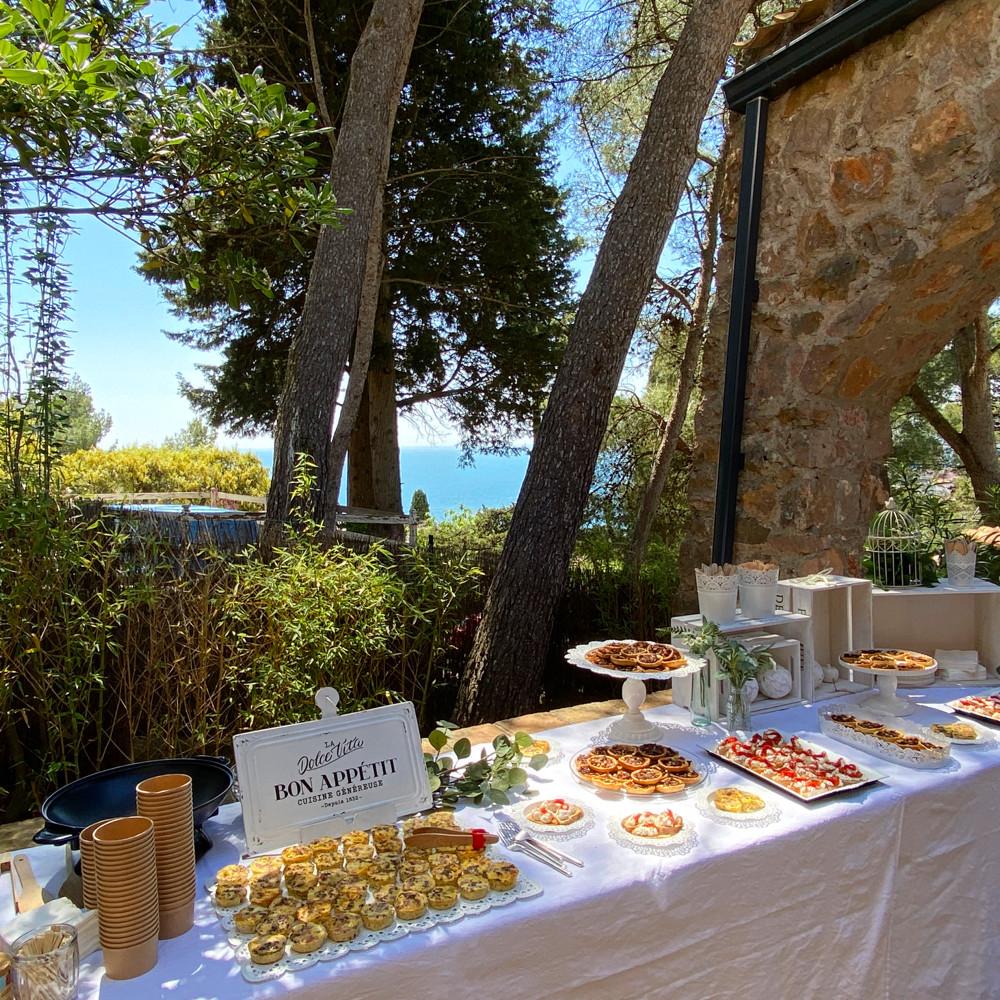 Couleur Blanc & Bleu pour ce buffet décoré 