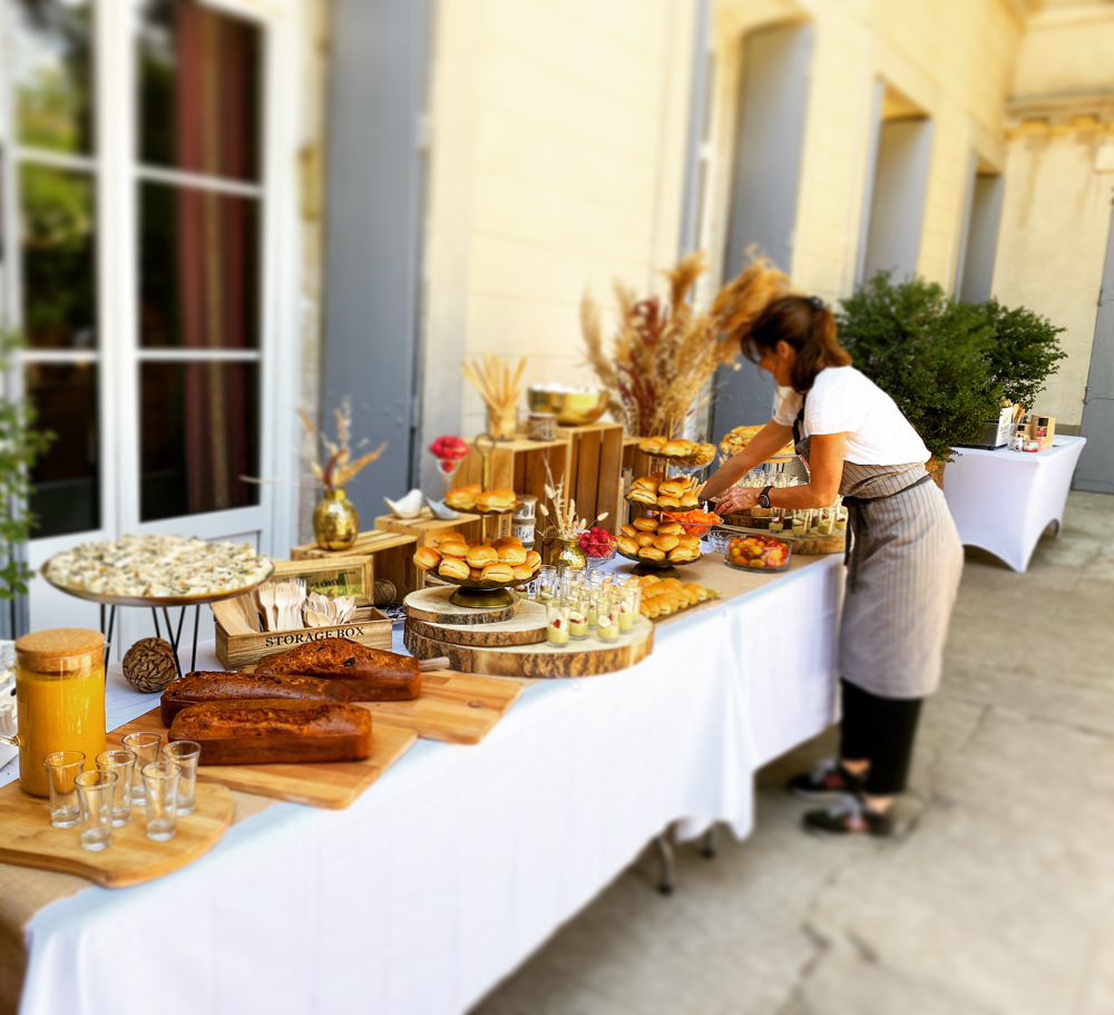 Prise en pleine installation d’un de mes buffets chez une cliente! 