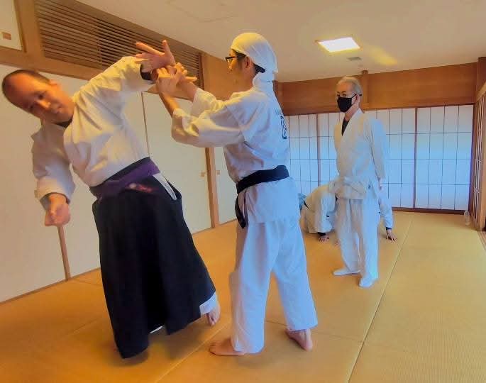 二段松葉捕で吊り上げられる道場長