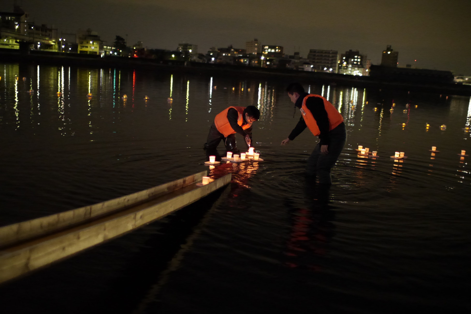 去年はなかった流しそうめんみたいな理屈でスイーって多摩川に灯ろうが着水する装置。かっこいい。