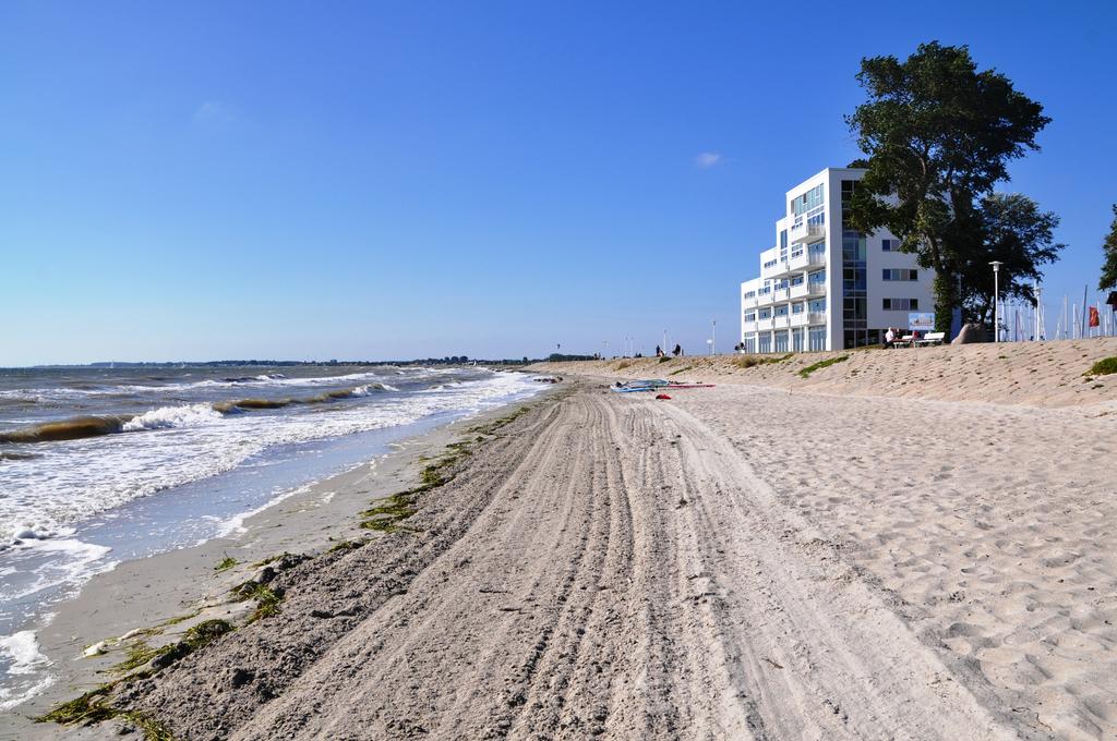 Blick auf das Haus „Zur Mole“ am Ende der Promenade