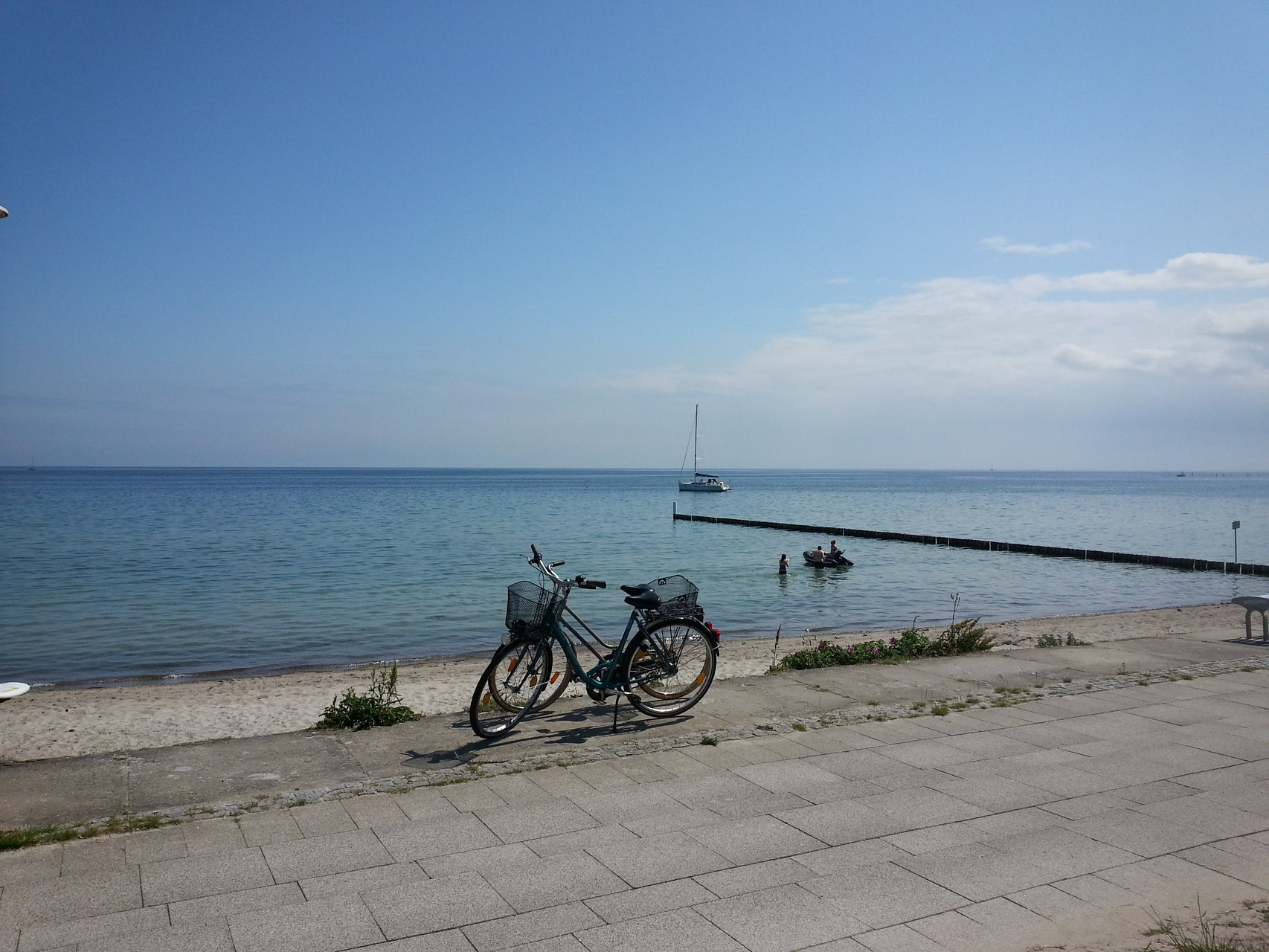 faire du vélo au bord de la mer