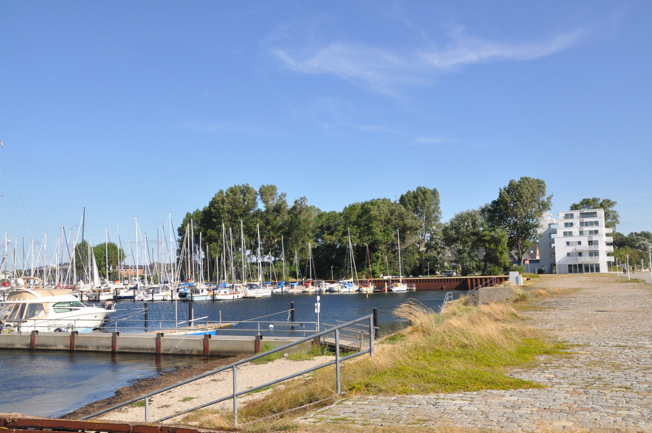 Blick auf den Yachthafen und das Haus „Zur Mole“