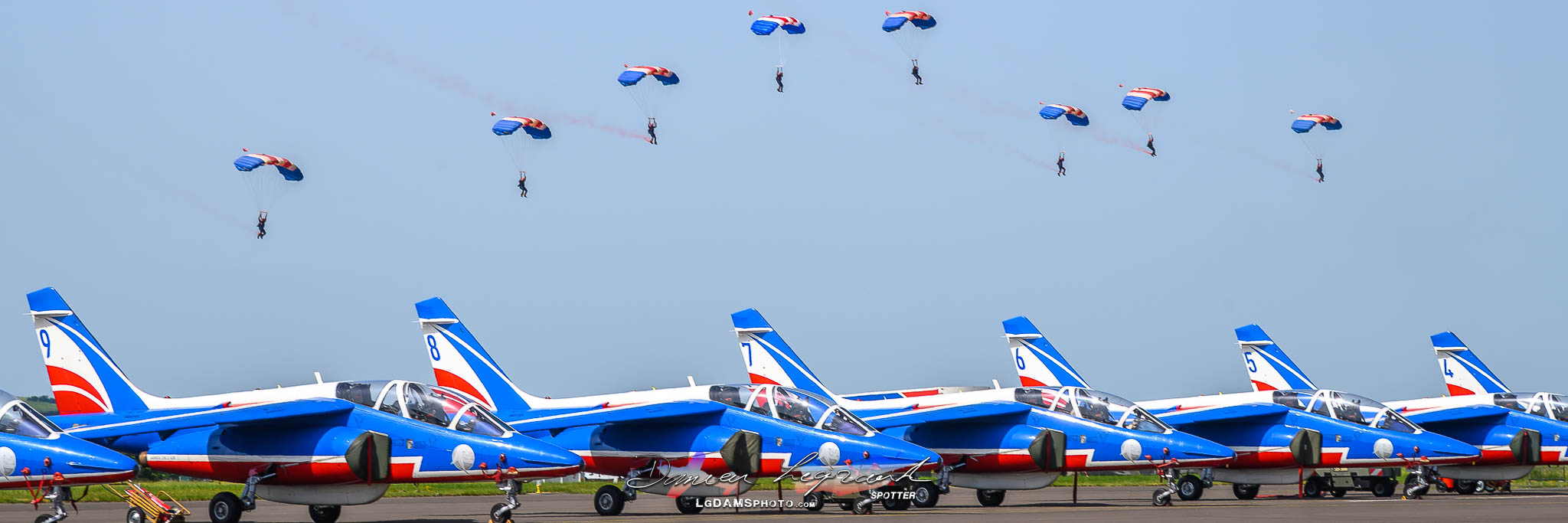 Falcons Parachute Display Team de la Royal Air Force Britannique au posé derrière la Patrouille de France