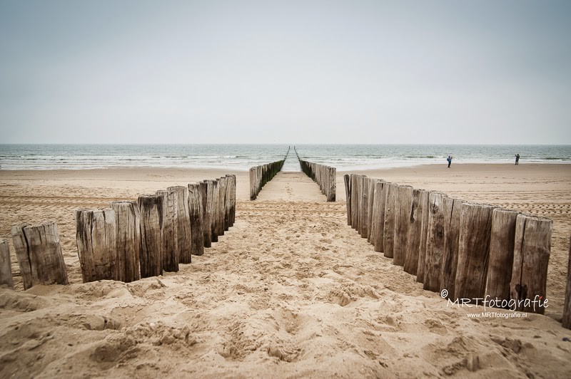 Paalhoofden bij eb op strand Domburg