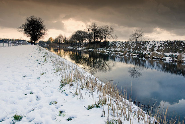 Sneeuw op de oevers van het Valleikanaal