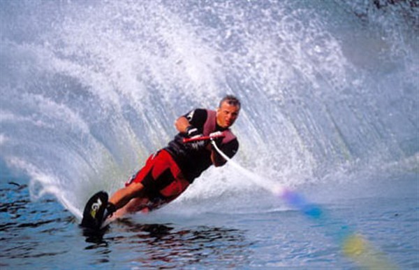 le slalom : une des disciplines du ski nautique