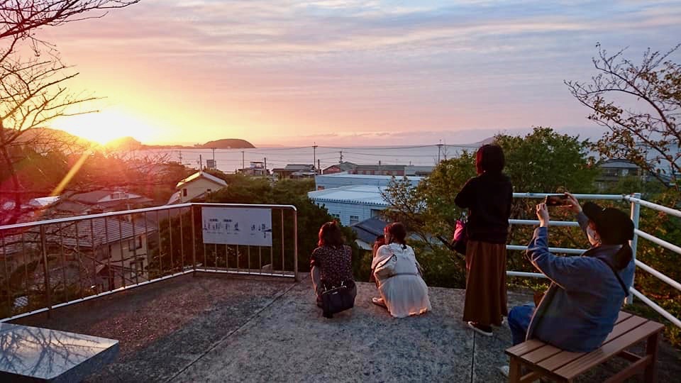 鎮懐石八幡宮の展望台で夕日を見る参拝者