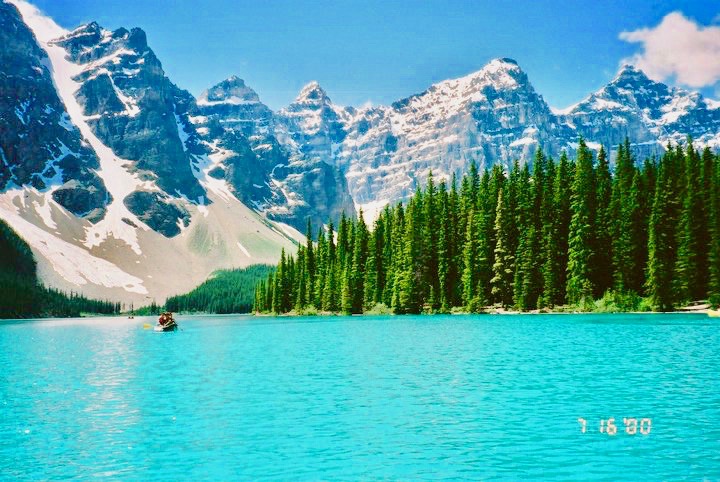 The color of the "Land, Sea, and Air Safety Charm" at Chinkaiseki Hachimangu Shrine is the turquoise blue of Moraine Lake.