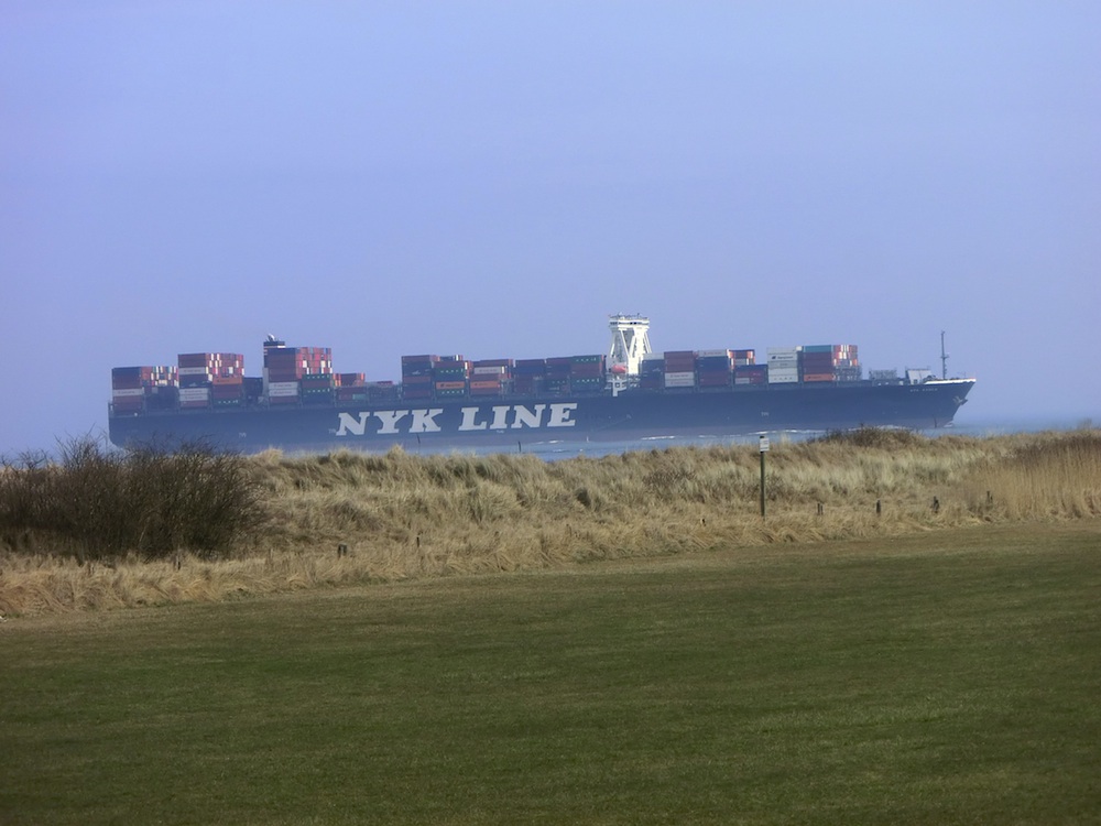 Importware aus Übersee auf Containerschiffen fährt in die Elbe nach Hamburg ein