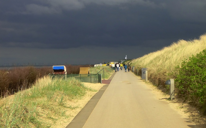 Neugebauter, barriererfreier Strand-Promenaden-Weg (April 2018)