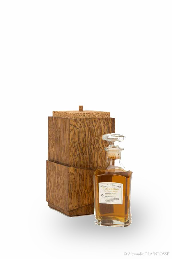 Coffret en chêne teinté et liège.