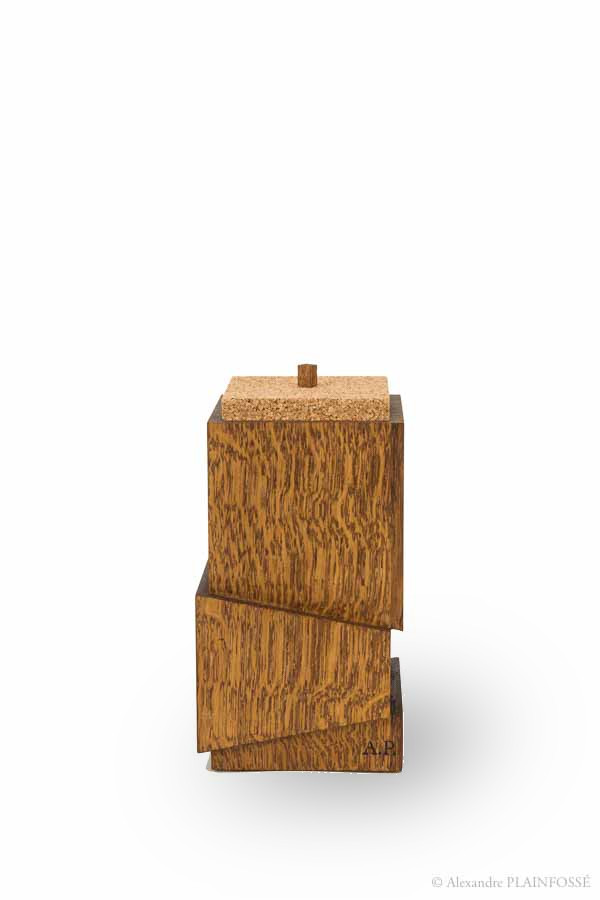 Coffret en chêne teinté et liège.