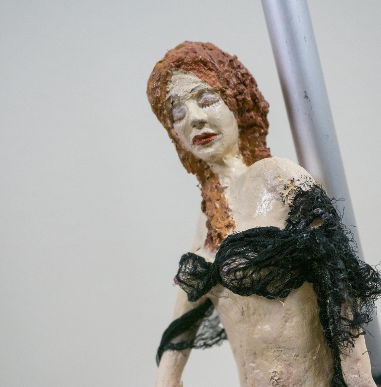 Material/Medium: Papiermache, Holzmehl, Holz, Metall, Textil  Malmedium: Öl, Acryl  Gesamthöhe: 42cm   Datiert. 2021/Signiert  Preis: € 750,00  VERKAUFT