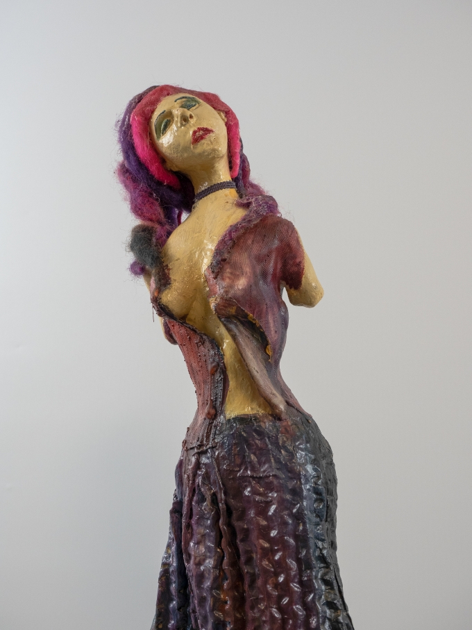 Skulptur weiblich  Arbeit/Medium:  Papiermache', Holzmehl, Holz, Öl   Gesamthöhe: 45 cm   Datiert:2017 Signiert   Preis: € 550,00    VERKAUFT