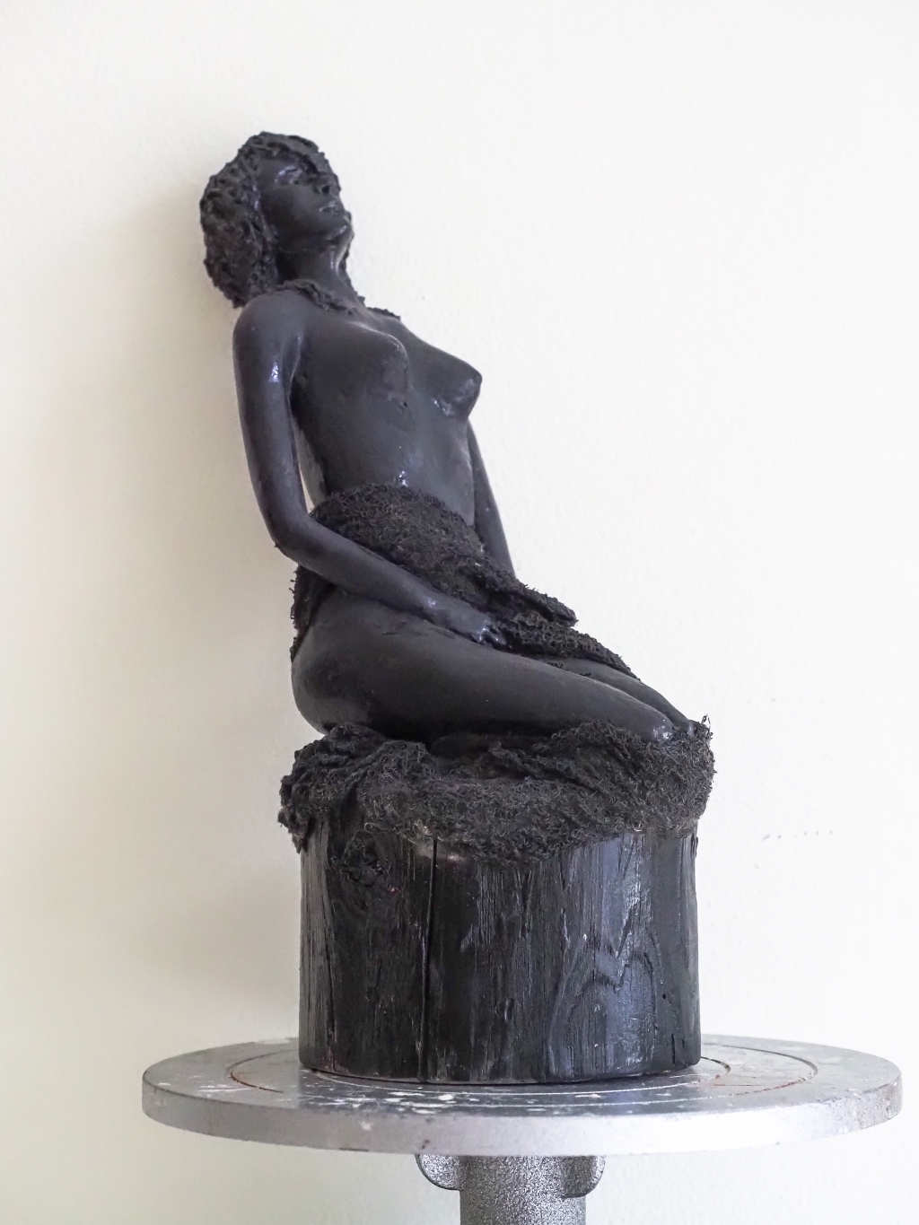 Skulptur weiblich schwarz  Material/Medium: Papiermache`, Holzmehl, Holz  Malmedium: Öl, Acryl  Gesamthöhe: 28cm   Datiert: 2018/Signiert   Verkauft 