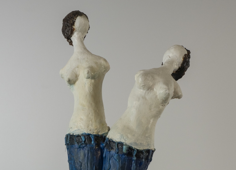 das doppelte Lottchen...  Material/Medium: papiermache', Holzmehl, Textil, Holz, Öl, Acryl   Gesamthöhe:28 cm   Datiert:2021/ Signiert  VERKAUFT
