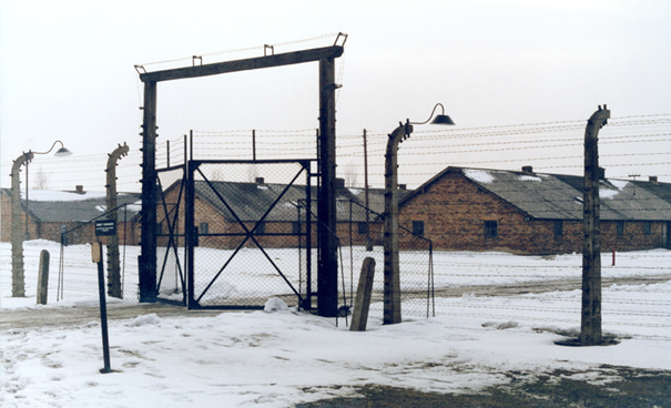 Portail du secteur B-Ia du sous-camp de Birkenau (Auschwitz-II)