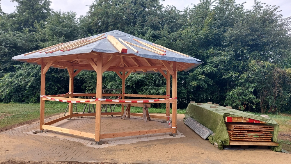 Die neue Wetterschutzhütte im Bau