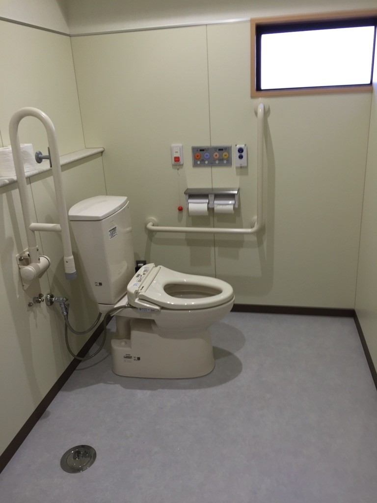 トイレは男性用　女性用　多目的トイレと　３か所あります。　車いすでのご利用も可能です。