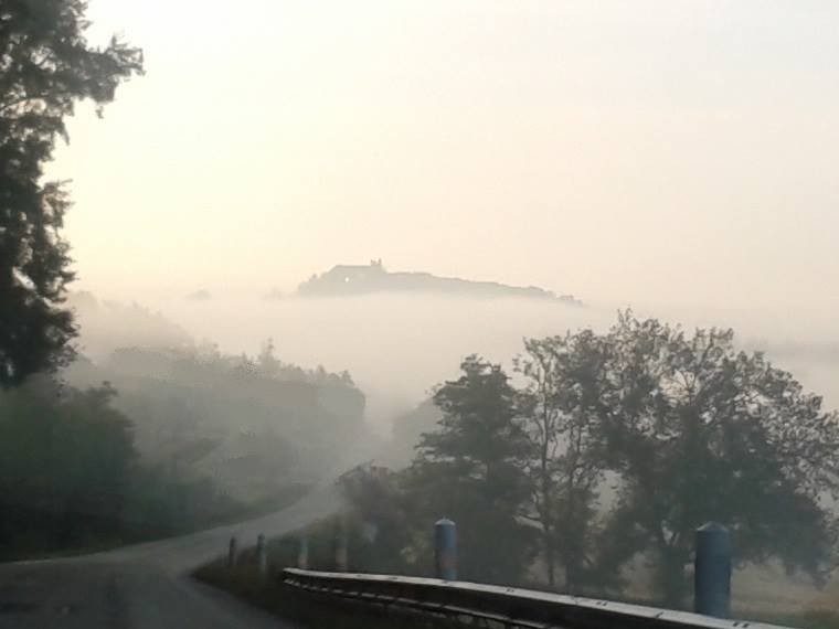 Monflanquin dans la brume... à découvrir un des plus beaux villages de France - Crédit Photo Nathalie Rumeau