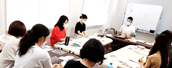 サロン経営の勉強会で学ぶ生徒たち