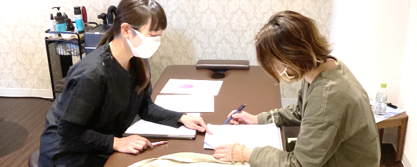 ドライヘッドスパサロンの開業相談をする講師