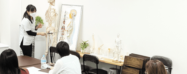 座学を指導するスクール講師