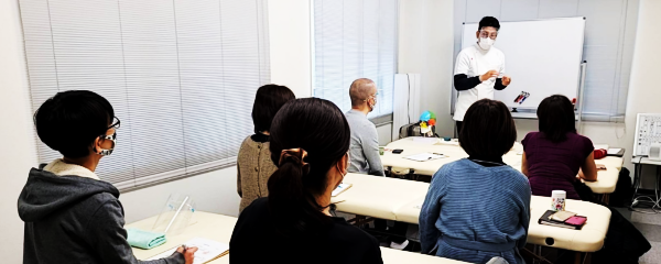 サロン経営の講義をするスクール代表