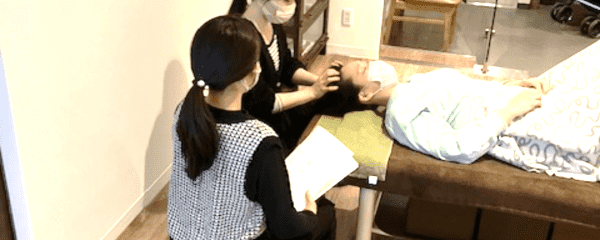 ドライヘッドスパ資格講座で講師が指導する様子