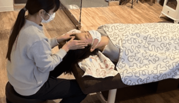ドライヘッドスパの施術をする女性講師