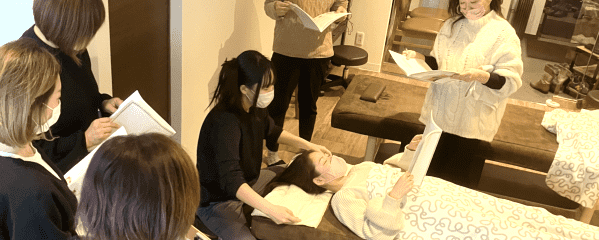 実技の指導をする講師と生徒６名
