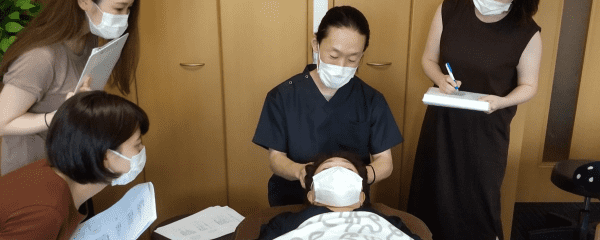 ドライヘッドスパの見本を見せる森脇先生